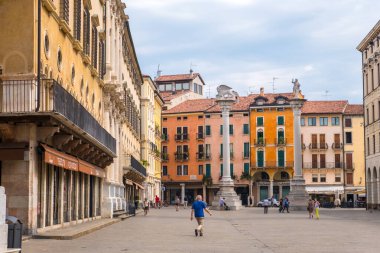 Vicenza, İtalya - 12 Ağustos 2019: İtalya 'nın Veneto bölgesindeki Piazza dei Signori' de Aziz Mark ve Redentore 'nin heykelleri ile sütunlar