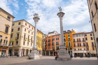 Vicenza, İtalya - 12 Ağustos 2019: İtalya 'nın Veneto bölgesindeki Piazza dei Signori' de Aziz Mark ve Redentore 'nin heykelleri ile sütunlar