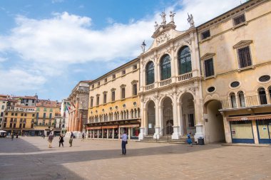 Vicenza, İtalya - 12 Ağustos 2019: Piazza dei Signori veya Lords Meydanı ve Vicenza 'daki San Vincenzo Kilisesi ile Palazzo Del Monte di Pieta