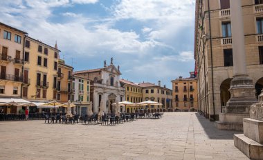 Vicenza, İtalya - 12 Ağustos 2019: Piazza dei Signori veya Lords Meydanı ve Vicenza 'daki San Vincenzo Kilisesi ile Palazzo Del Monte di Pieta