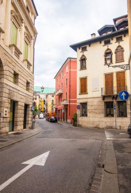 Vicenza, İtalya - 12 Ağustos 2019: Vicenza, İtalya 'nın tarihi kent merkezi sokak manzarası