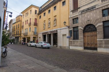 Vicenza, İtalya - 12 Ağustos 2019: Veneto bölgesinin tarihi merkezindeki Sinema Corso