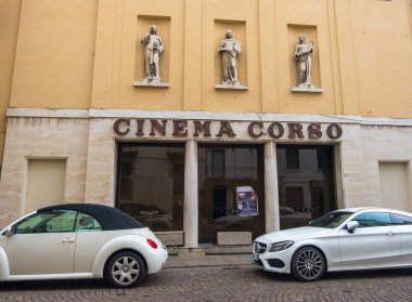Vicenza, İtalya - 12 Ağustos 2019: Veneto bölgesinin tarihi merkezindeki Sinema Corso