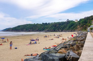 Biniç-Etables-sur-Mer, Fransa - 24 Ağustos 2019: Brittany 'nin Cote de Goelo, Cotes-d' Armor departmanı Binic 'in Gezinti ve Plage De La Banche' si