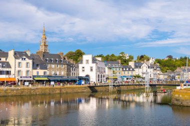 Biniç-Etables-sur-Mer, Fransa - 24 Ağustos 2019: Biniç, Fransa 'nın Brittany kentindeki Cotes-d' Armor bölgesinde bulunan bir komün ve küçük balıkçı limanı.