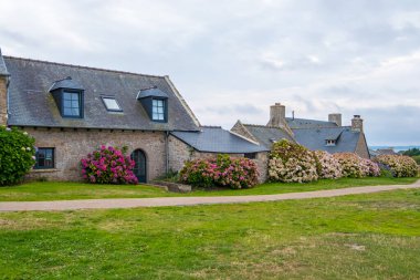 Fransa 'nın Brittany kentindeki Ile de Brehat adasında manzara