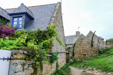 Ile de Brehat, Fransa - 27 Ağustos 2019: Brittany 'nin Cotes-d' Armor Bölümü 'ndeki Ile de Brehat Adası' nda Çiçekli Ev