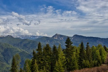 Gürcistan 'daki Büyük Kafkasya Dağları manzarası. Arka planda Jvari ve Migaria dağları var..