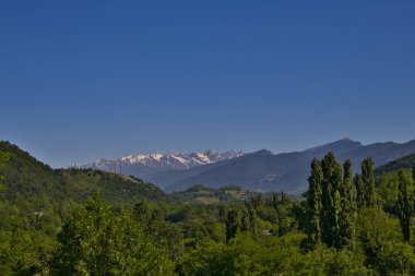 Gürcistan 'ın başkenti Samegrelo Zemo Svaneti, Büyük Kafkasya Dağları' ndaki Martvili kasabasının yakınındaki vadiye bakın. Arka planda Migaria, Jvari, Golashi, Tsashkibuli a Chitagvalashi dağları var..