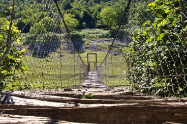 Abasha, Samegrelo Zemo Svaneti, Georgia nehri üzerindeki asma köprü sahnesi..