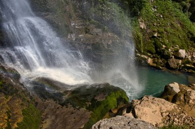 Gürcistan, Samegrelo Zemo Svaneti 'deki Toba nehrine uzanan Oniore şelalesinin alt kısmına bakın..