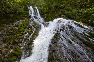 Büyük çağlayan şelalenin alt kısmı Toba Samegrelo Zemo Svaneti, Georgia 'da..
