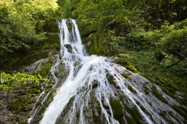 Büyük çağlayan şelalenin alt kısmı Toba Samegrelo Zemo Svaneti, Georgia 'da..