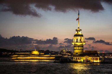 istanbul'da ilk kule günbatımı üzerinde