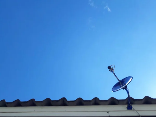 Antena Parabólica Fundo Céu Azul — Fotografia de Stock