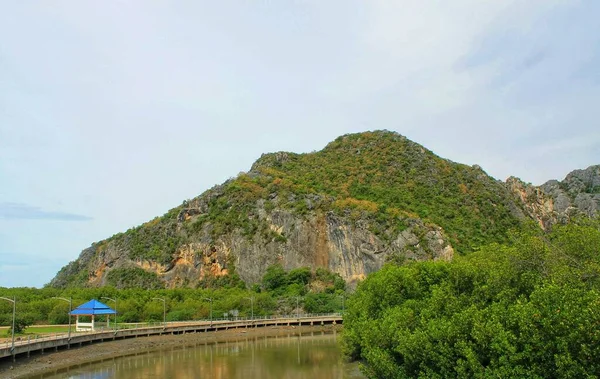 Gebirgsfluss Und Brücke Blauer Himmel — Stockfoto