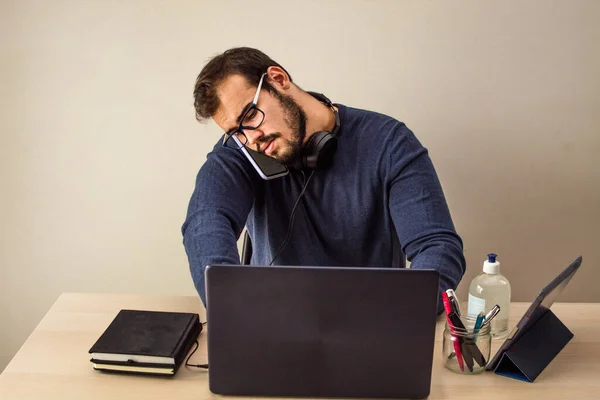 Joven Hombre Caucásico Con Gafas Suéter Azul Que Trabaja Desde — Foto de Stock