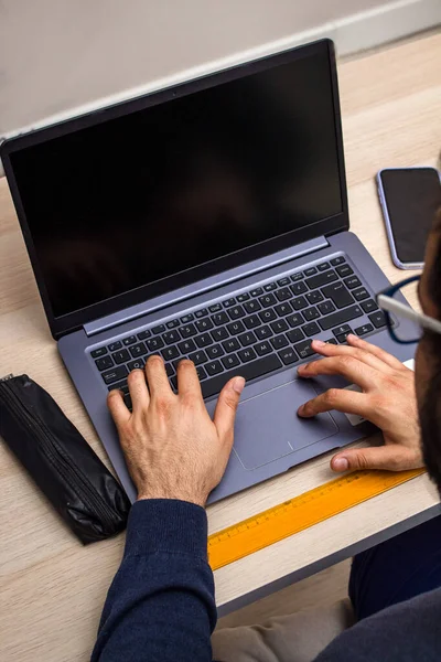 Hombre Caucásico Trabajando Desde Casa Con Teléfono Celular Tableta Con — Foto de Stock