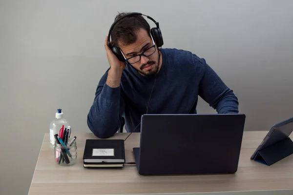 Hombre Joven Caucásico Con Gafas Suéter Azul Que Trabaja Desde — Foto de Stock