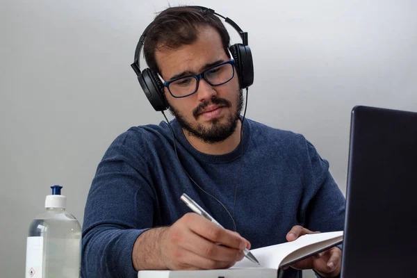 Hombre Joven Caucásico Con Gafas Que Trabajan Desde Casa Computadora — Foto de Stock