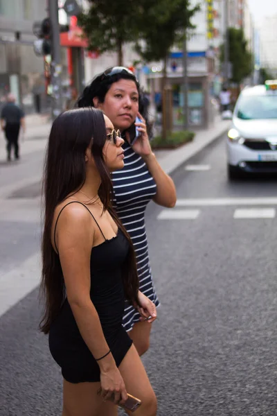 Szelektív Fókusz Fiatal Nők Séta Városban Egy Napsütéses Nyári Napon — Stock Fotó
