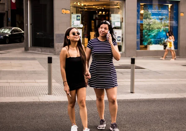 Enfoque Selectivo Mujeres Jóvenes Caminando Por Ciudad Día Soleado Verano —  Fotos de Stock
