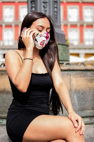 Selective Focus Young Hispanic Woman Sitting Square While Using Her — Stock Photo, Image