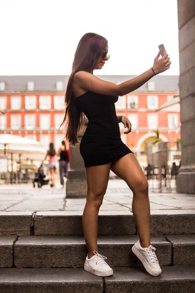 Selektivní Zaměření Mladé Hispánské Ženy Pózující Letní Den Při Procházce — Stock fotografie