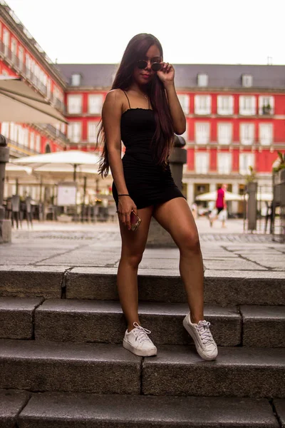 Вибірковий Фокус Молодої Іспаномовної Жінки Позує Літній День Під Час — стокове фото
