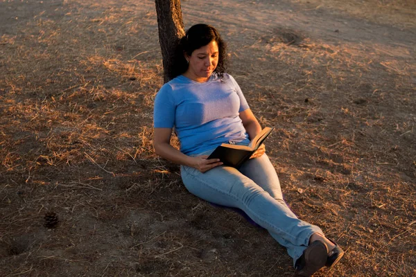 Jonge Blanke Vrouw Die Een Zwart Boek Leest Zittend Grond — Stockfoto