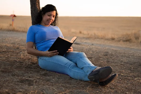 Jonge Blanke Vrouw Die Een Zwart Boek Leest Zittend Grond — Stockfoto