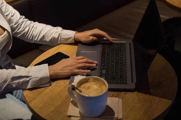 Ordenador Portátil Una Mesa Madera Una Cafetería Con Una Taza — Foto de Stock