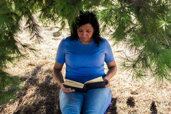 Blanke Vrouw Draagt Jeans Een Blauwe Trui Die Een Zwart — Stockfoto