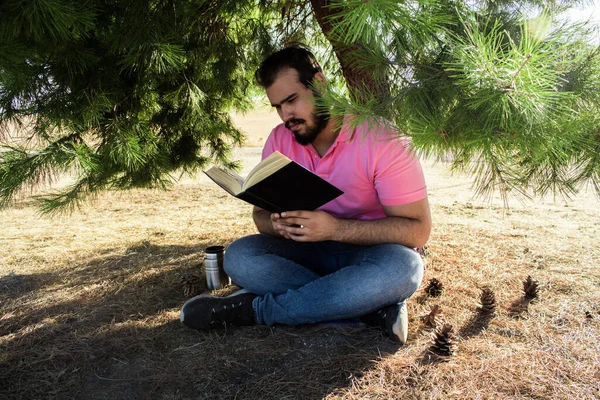 Blanke Man Spijkerbroek Een Roze Shirt Zittend Buurt Van Een — Stockfoto