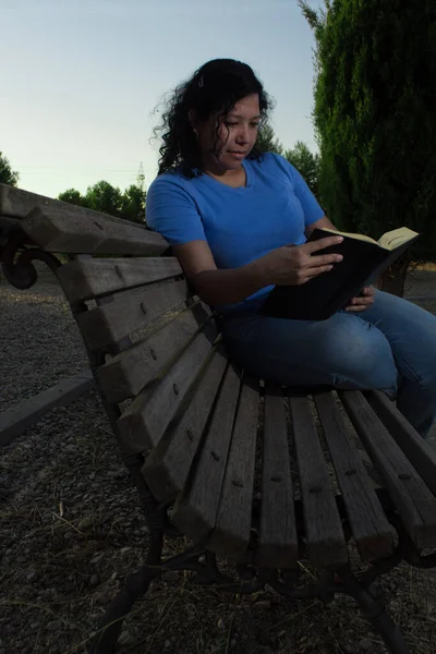 Blanke Vrouw Zit Een Bankje Het Park Een Zwart Boek — Stockfoto