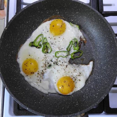  Tavada kızarmış yumurta.