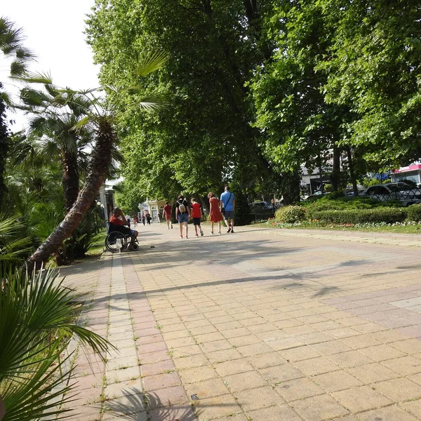 Människor Promenader Parken — Stockfoto