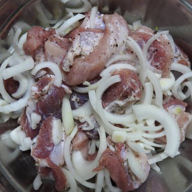 Soğanla marine edilmiş et.