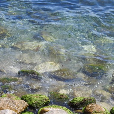 Kayaların üzerinden akan su