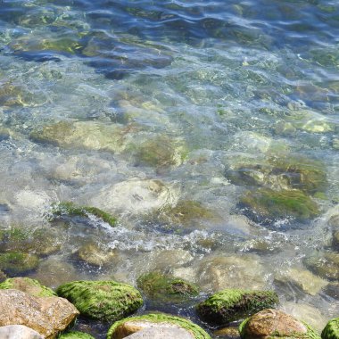 Kayaların üzerinden akan su