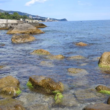 Kayaların üzerinden akan su