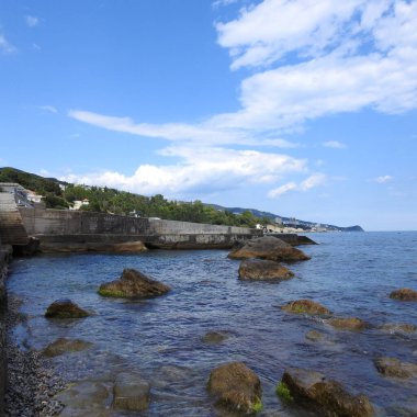 Kayaların üzerinden akan su