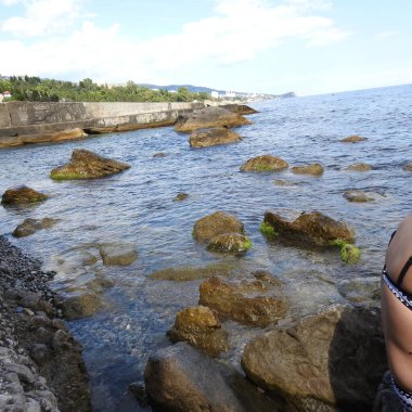 Kayaların üzerinden akan su