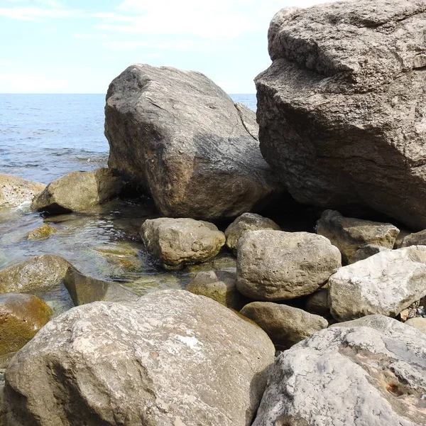 岩石上流淌的水 — 图库照片