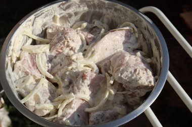 Mutfakta barbekü ızgarası.