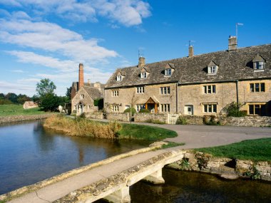 Aşağı Katliam, Cotswolds, Gloucestershire, İngiltere, İngiltere, İngiltere, Avrupa 'daki Nehir Gözü' nün yanındaki resimli kır evleri.