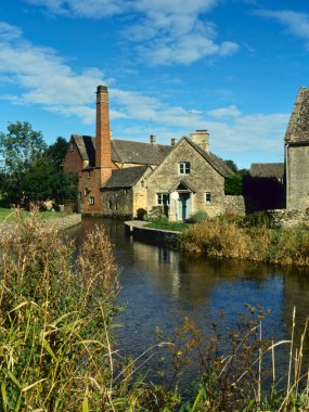 Nehir Gözü, Aşağı Katliam, Gloucestershire, Cotswolds, İngiltere 'deki resim gibi eski su değirmeni.