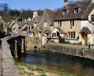 Combe, Wiltshire, Cotswold, İngiltere, İngiltere, Avrupa 'daki tuhaf nehir kenarındaki kır evleri.