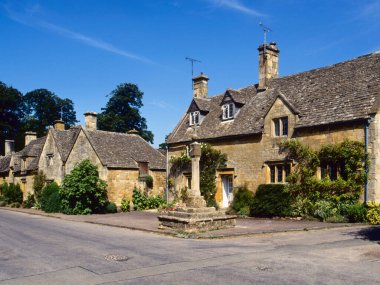 Cotswold kulübeleri ve eski haç, Stanton, Gloucestershire, Cotswolds, İngiltere, İngiltere, Avrupa