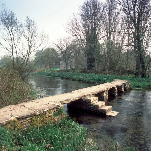 Den Antika Klappbron Över Floden Leach Vid Eastleach Gloucestershire Cotswolds — Stockfoto